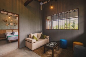 2 室のベッドルーム、セーフティボックス (室内)、デスク、アイロン / アイロン台