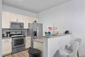 Réfrigérateur, four à micro-ondes, un four, surface de cuisson