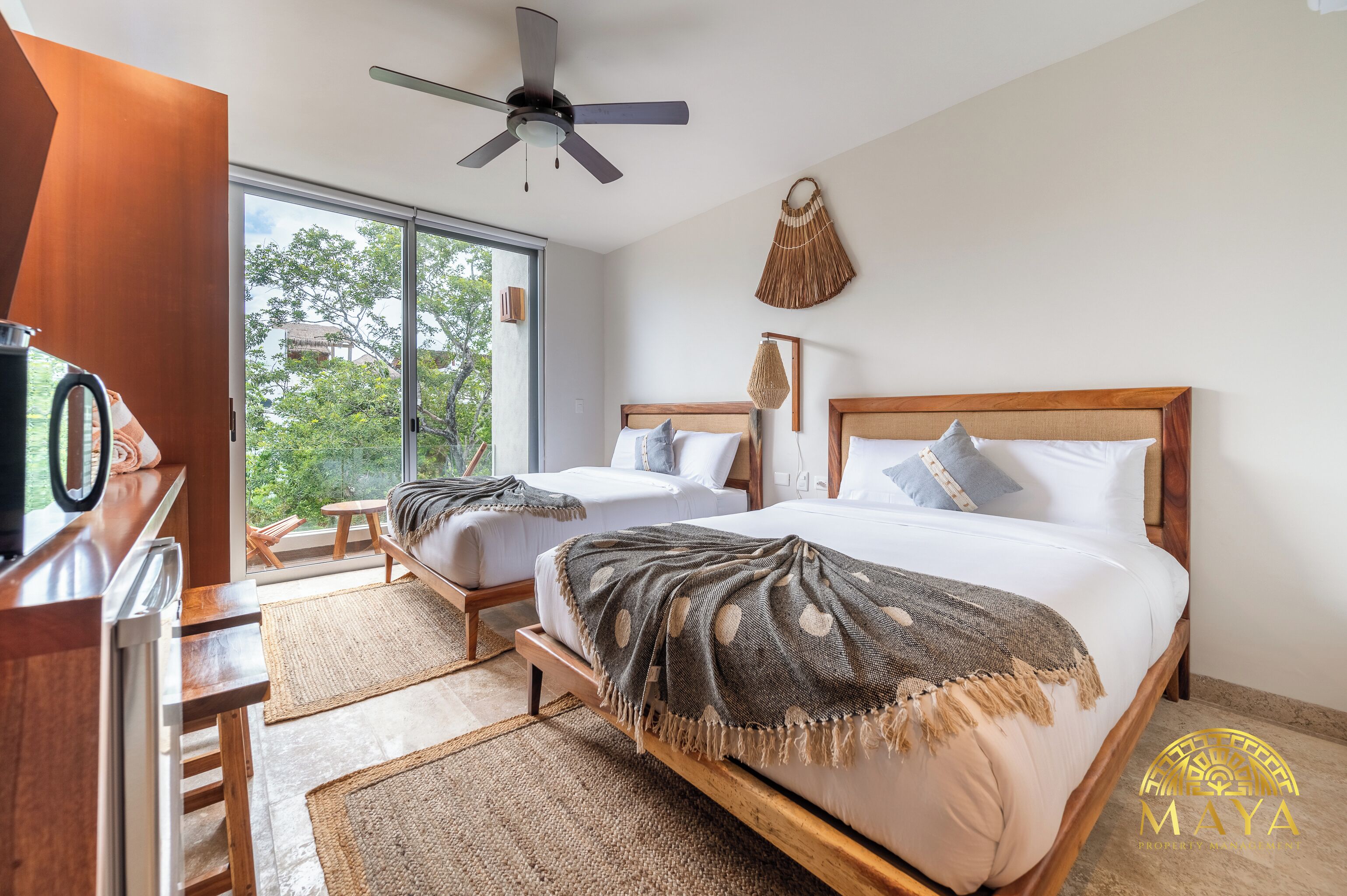 1 quarto, cofres nos quartos, cortinas blackout