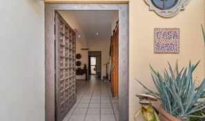 المنشأة من الداخل