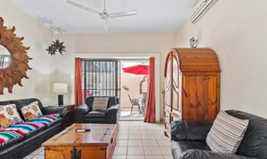 TV, offices - Casa Sandy - Private Golden Zone Villa with Pool (Bucerías)