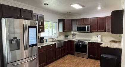 5 BR home with large patio, pool & outdoor family fun - 7 mins to LEGOLAND!