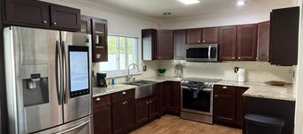 5 BR home with large patio, pool & outdoor family fun - 7 mins to LEGOLAND!
