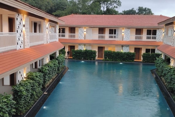 Alberca techada y alberca al aire libre