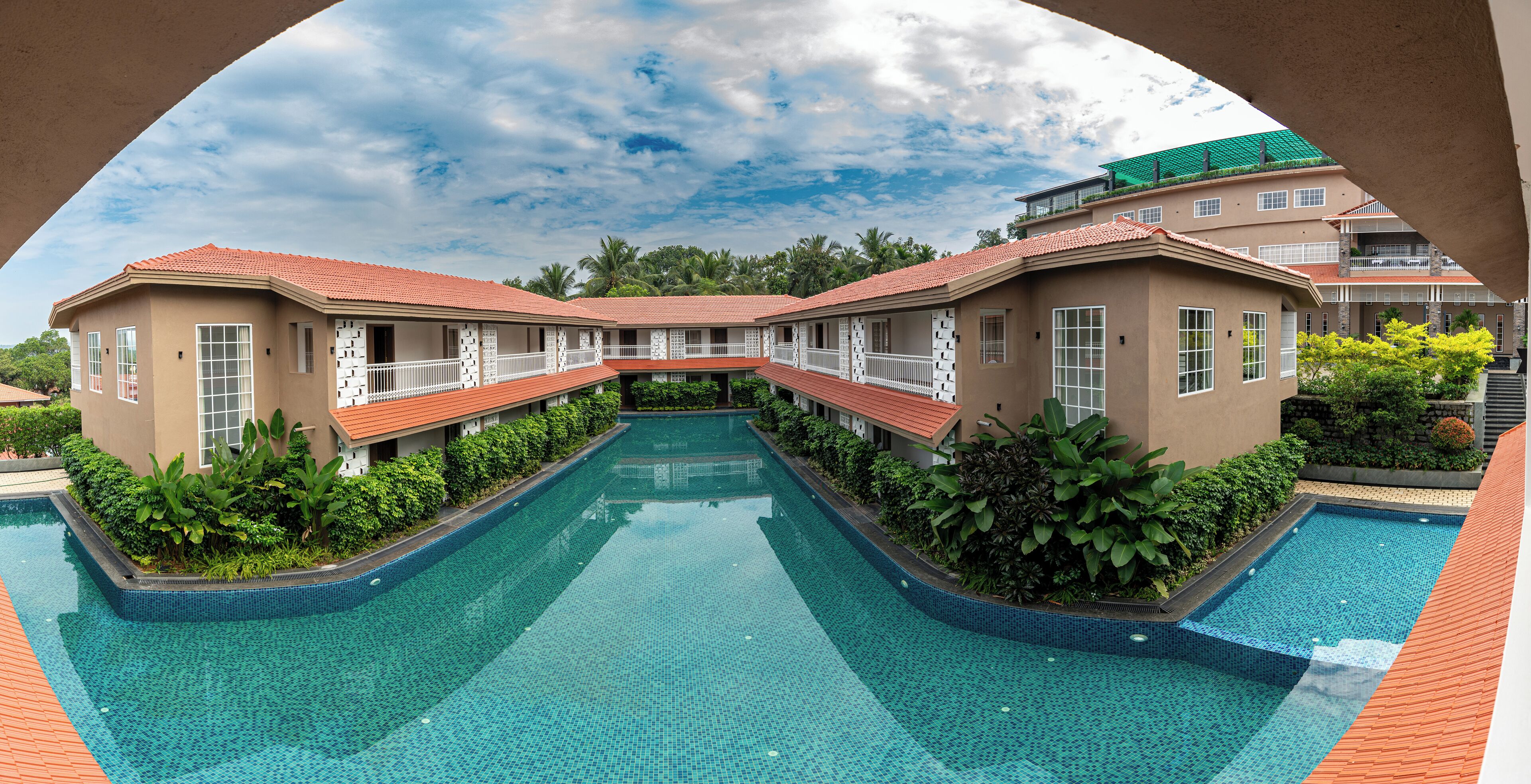 Een binnenzwembad en een buitenzwembad