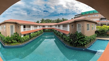 Una piscina techada, una piscina al aire libre