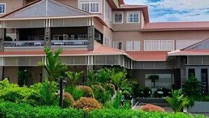 Un immeuble à plusieurs étages doté de balcons et d’un espace jardin.