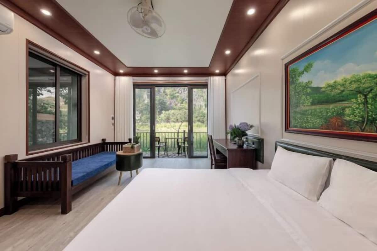 Premium bedding, minibar, desk, soundproofing