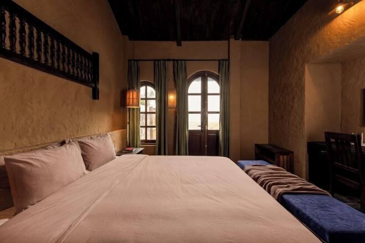 Premium bedding, minibar, desk, soundproofing