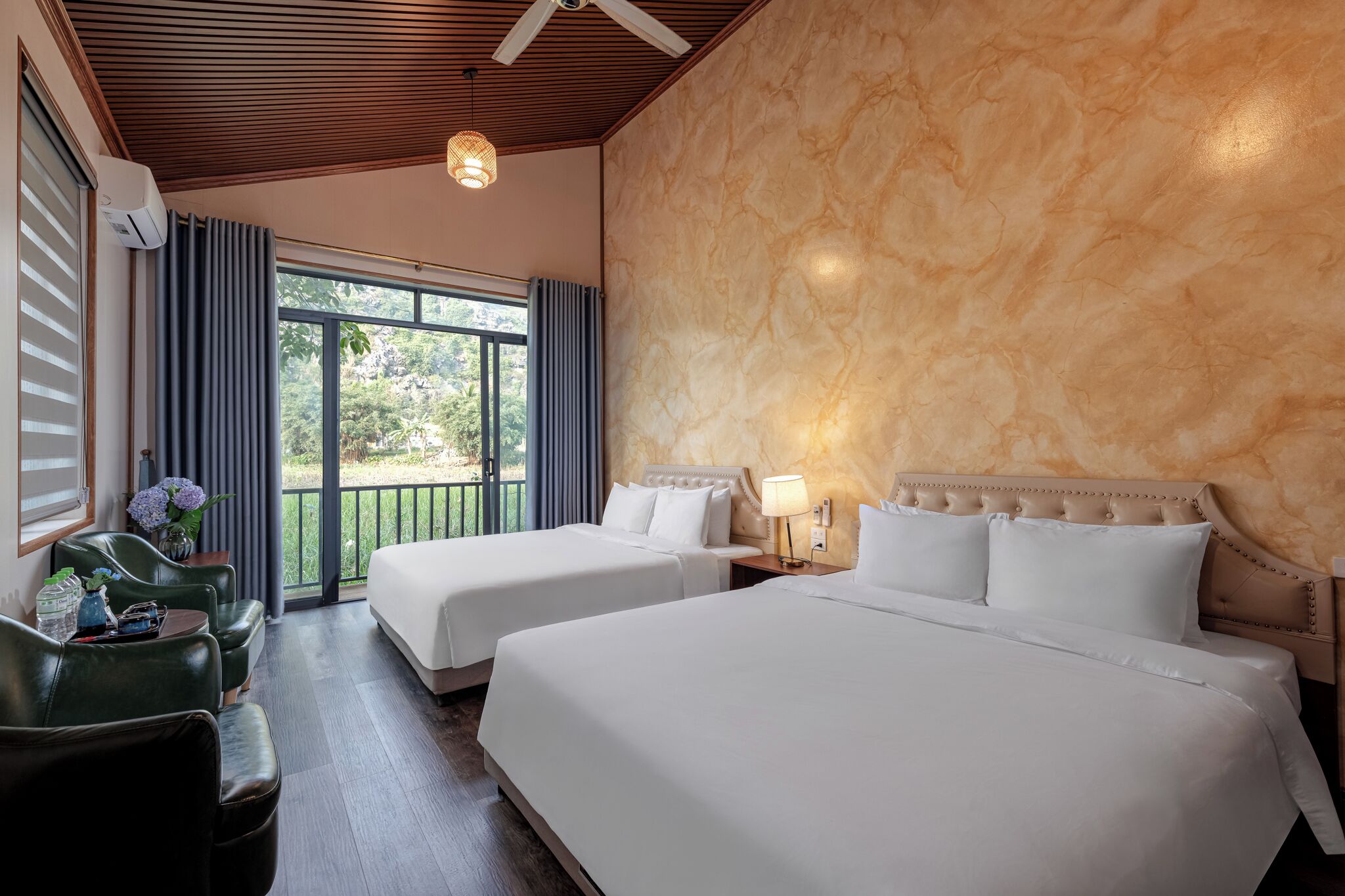 ห้องแฟมิลี่สำหรับสี่ท่าน, วิวภูเขา | เครื่องนอนระดับพรีเมียม, มินิบาร์, โต๊ะทำงาน, ห้องเก็บเสียง