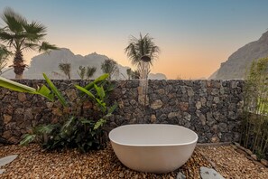 Junior Double Room | Bathroom | Hair dryer, slippers, towels, soap - Chay Mountain Retreat Ninh Binh (Hoa Lu)