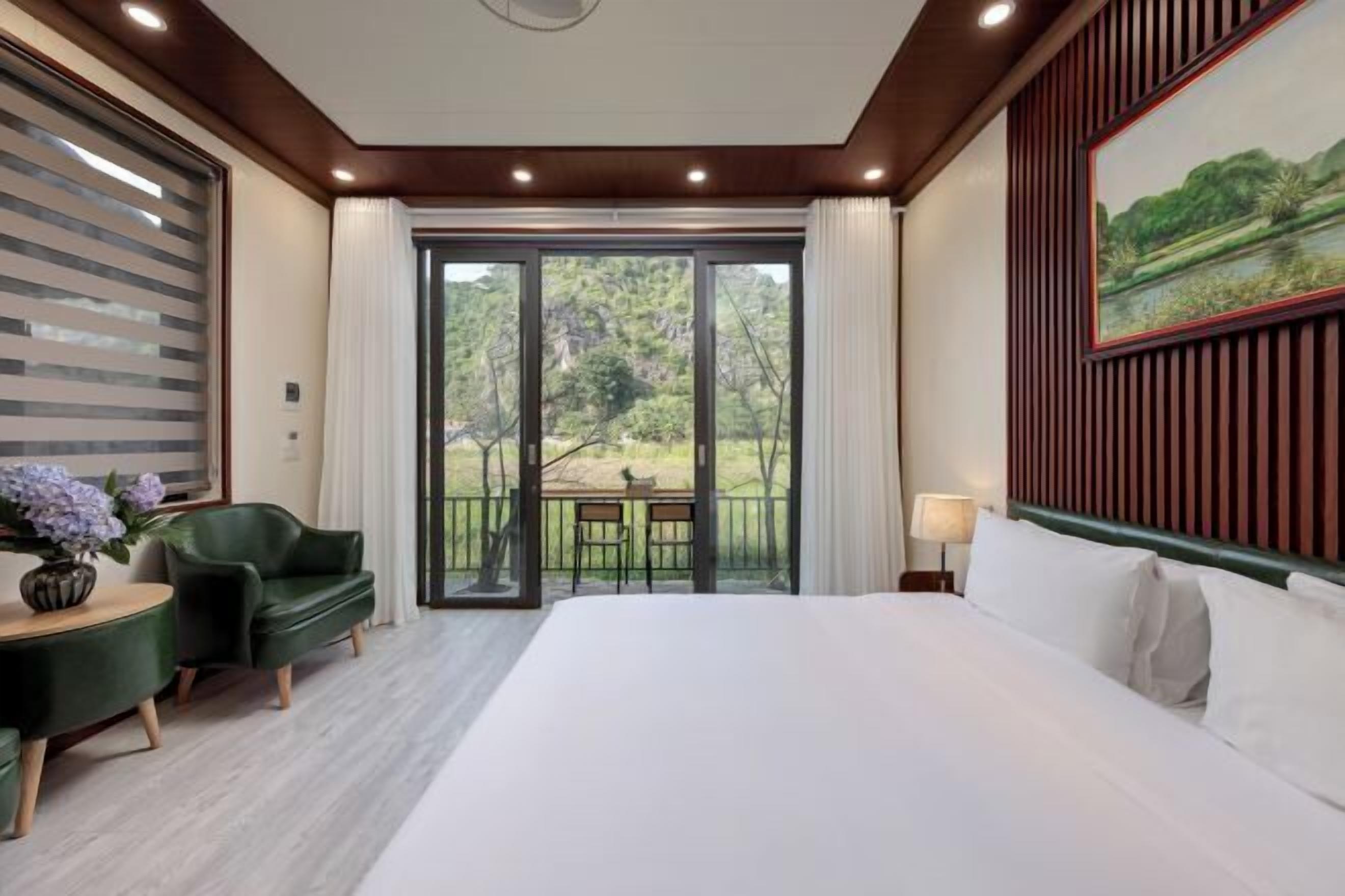 Premium bedding, minibar, desk, soundproofing