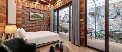 Vila standard, vista para a piscina | Roupas de cama premium, frigobar, escrivaninha, quartos à prova de som