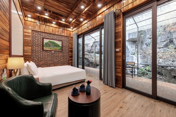 Vila standard, vista para a piscina | Roupas de cama premium, frigobar, escrivaninha, quartos à prova de som