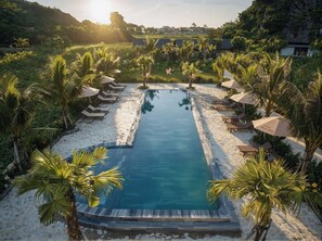 Una piscina al aire libre