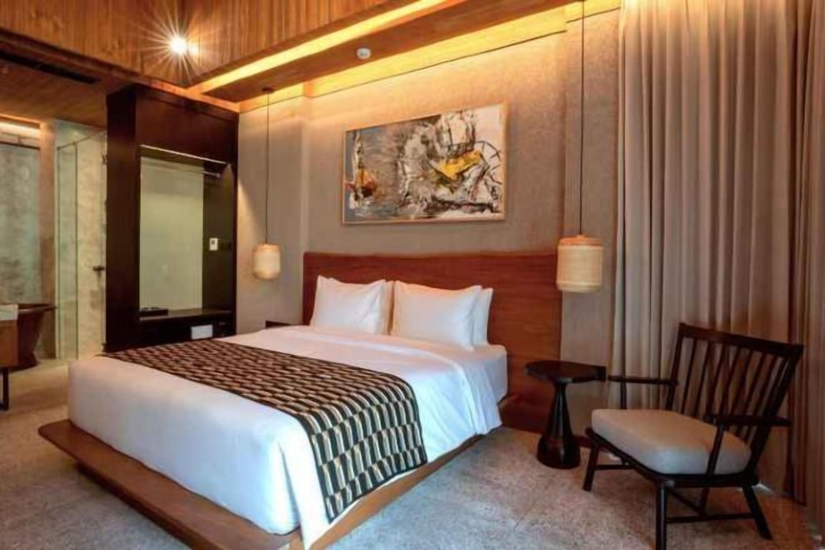 Premium bedding, pillowtop beds, in-room safe, desk