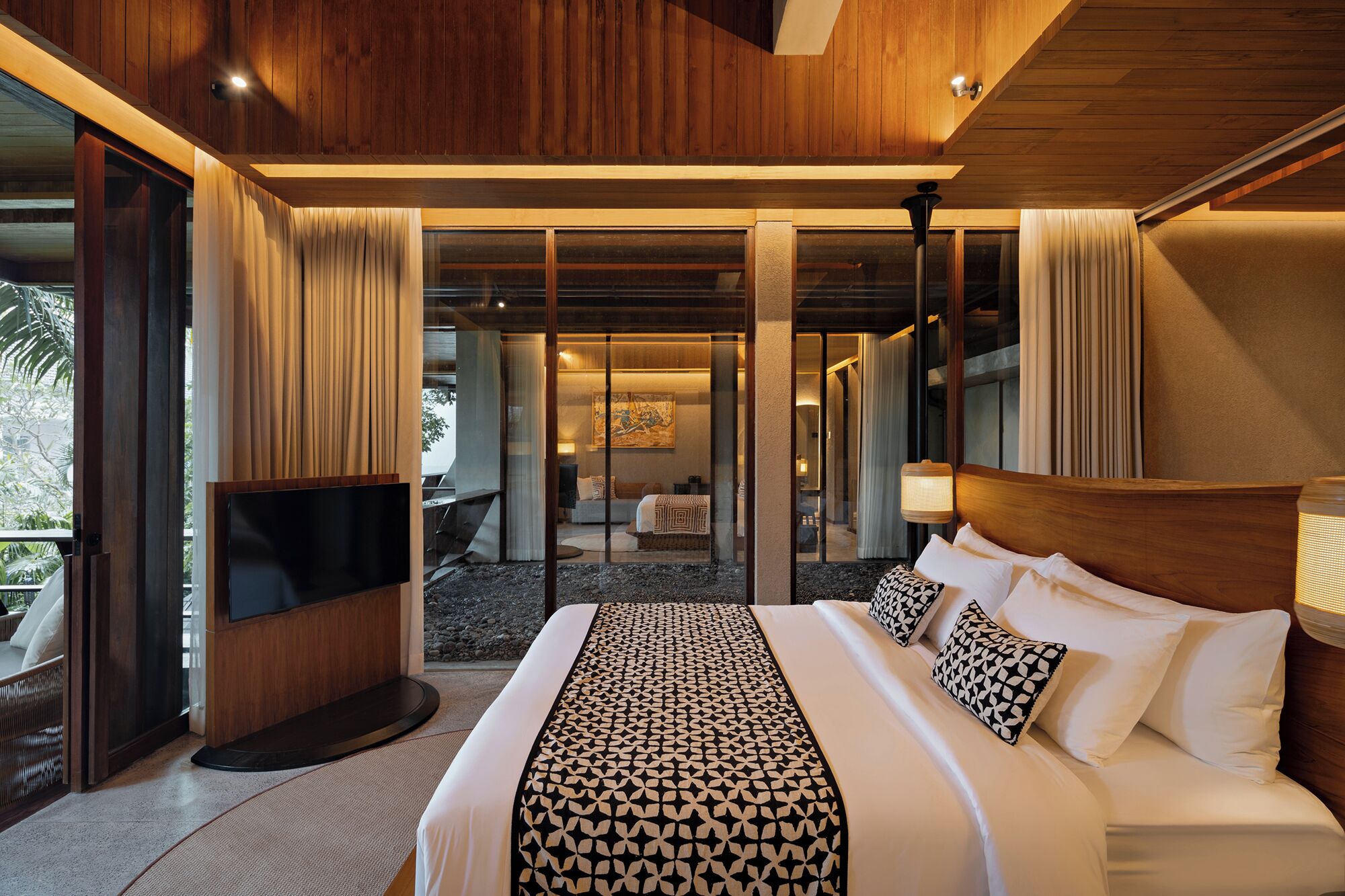 أغطية فراش متميزة وأسرّة بطبقة علوية مريحة وخزنة داخل الغرفة ومكتب