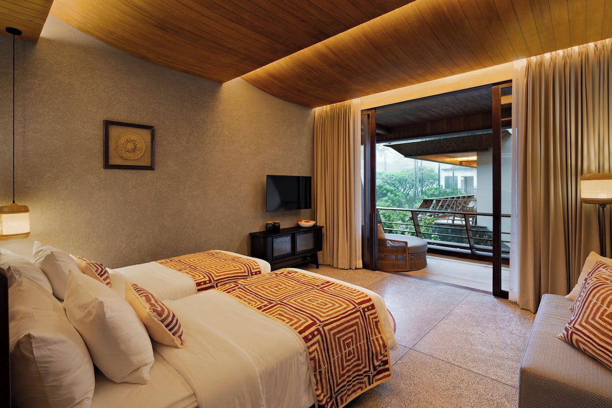 Deluxe Twin Room | 1 bedroom, premium bedding, pillowtop beds, in-room safe