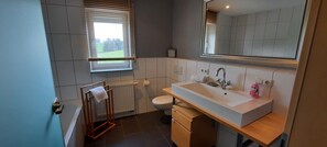 Een douche, een haardroger, handdoeken
