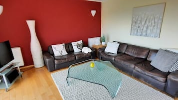 Fernseher, Kamin, Stereoanlage