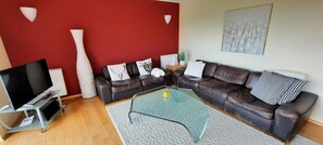 Televisión, chimenea y estéreo 