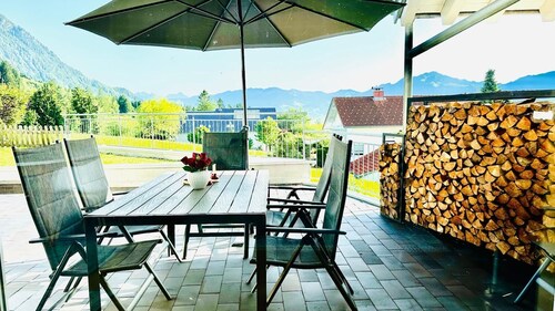 Ferienwohnung Panoramablick" mit Bergblick, privater Terrasse und Wi-Fi