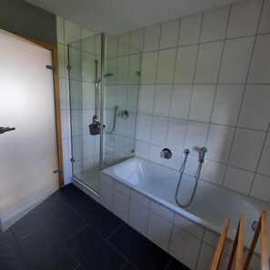 Een douche, een haardroger, handdoeken
