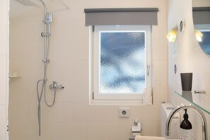 Dusj, hårføner og håndklær