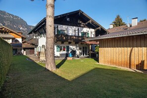 Exterior - Holiday Home 'Alpen Lodge' with Mountain View, Private Terrace and Wi-Fi (Garmisch-Partenkirchen)