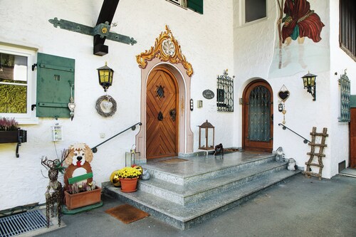 Holiday Home 'Alpen Lodge' with Mountain View, Private Terrace and Wi-Fi