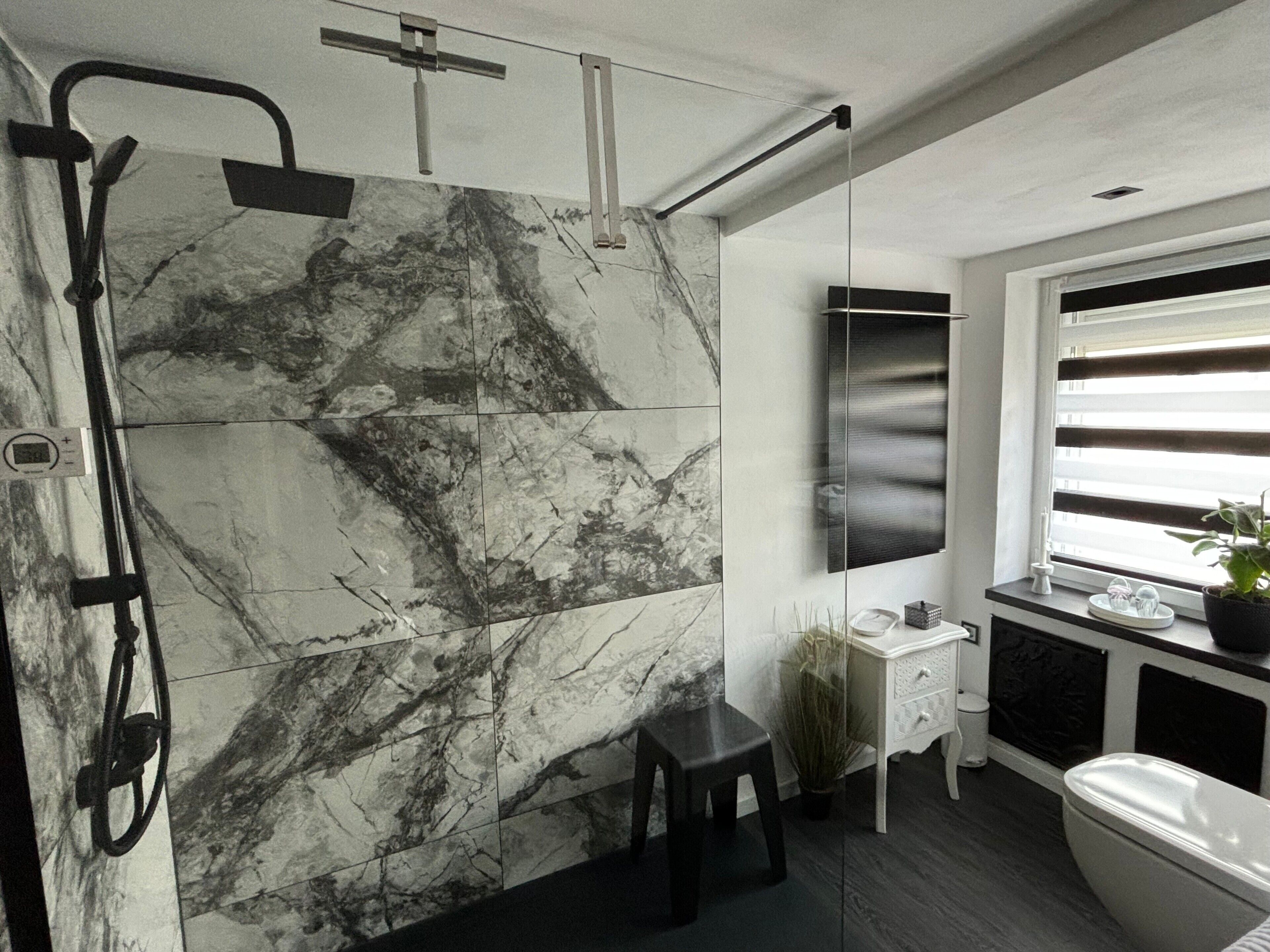 Regadera, amenidades de baño gratuitas, secadora de cabello, batas 