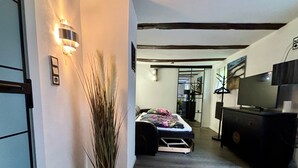 Un dormitorio con cama, cómoda y televisor.