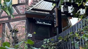 Un edificio tradicional con un letrero que dice 'Kalle's Ferienhaus' sobre una puerta de madera.