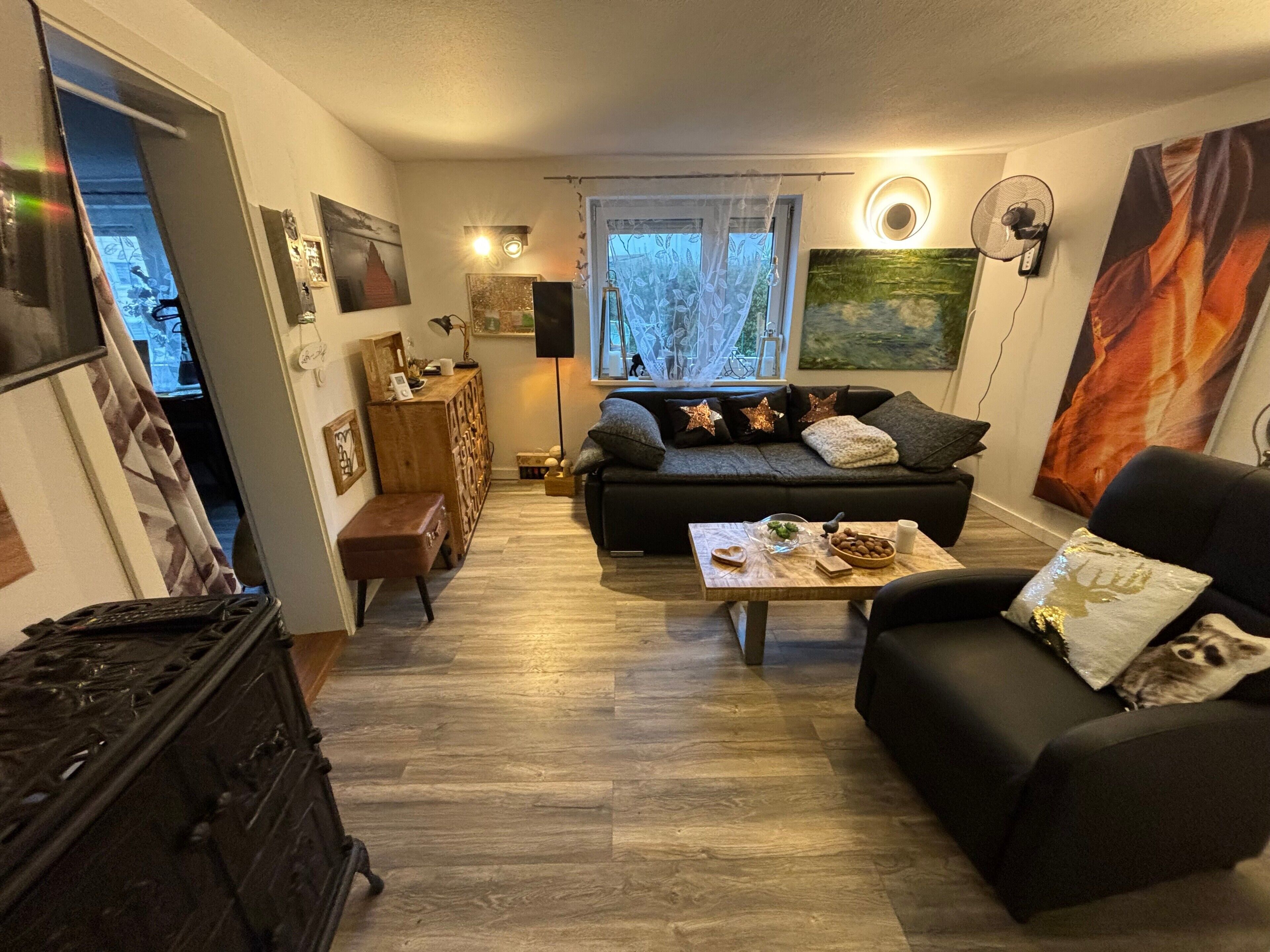 Een televisie en een open haard