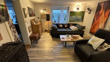 Een televisie en een open haard