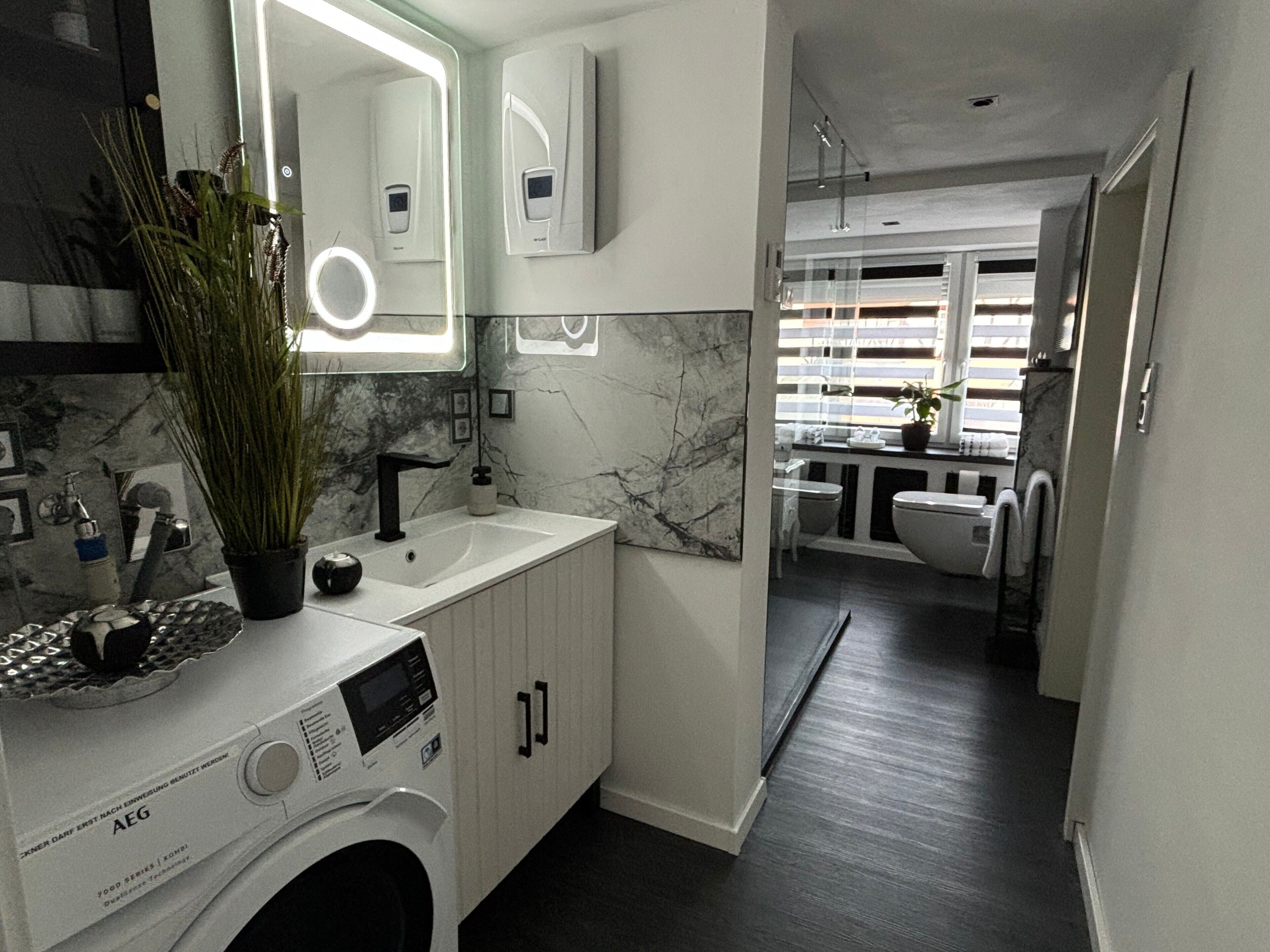 Regadera, amenidades de baño gratuitas, secadora de cabello, batas 
