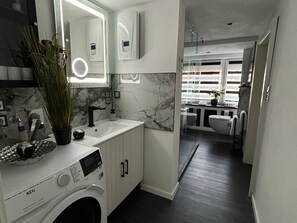 Shower, free toiletries, hair dryer, bathrobes - Apartment "Kalles Tochter" with Private Outdoor Area and Wi-Fi (Melsungen)