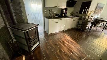 Een koelkast, een magnetron, een oven, een kookplaat