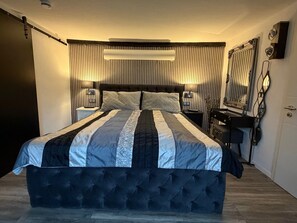 1 chambre, bureau, fer et planche à repasser, accès au Wi-Fi (inclus)