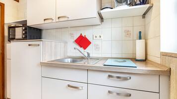 Een koelkast, een microgolfoven, een oven, een kookplaat