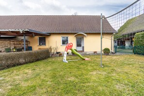 Children’s area - Holiday Home 'Wohlfühlurlaub' with Private Terrace and Private Garden (Grabowhöfe)
