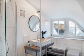 Regadera, secadora de cabello, toallas 