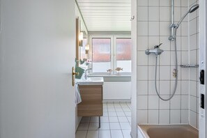 Een douche, een haardroger, handdoeken