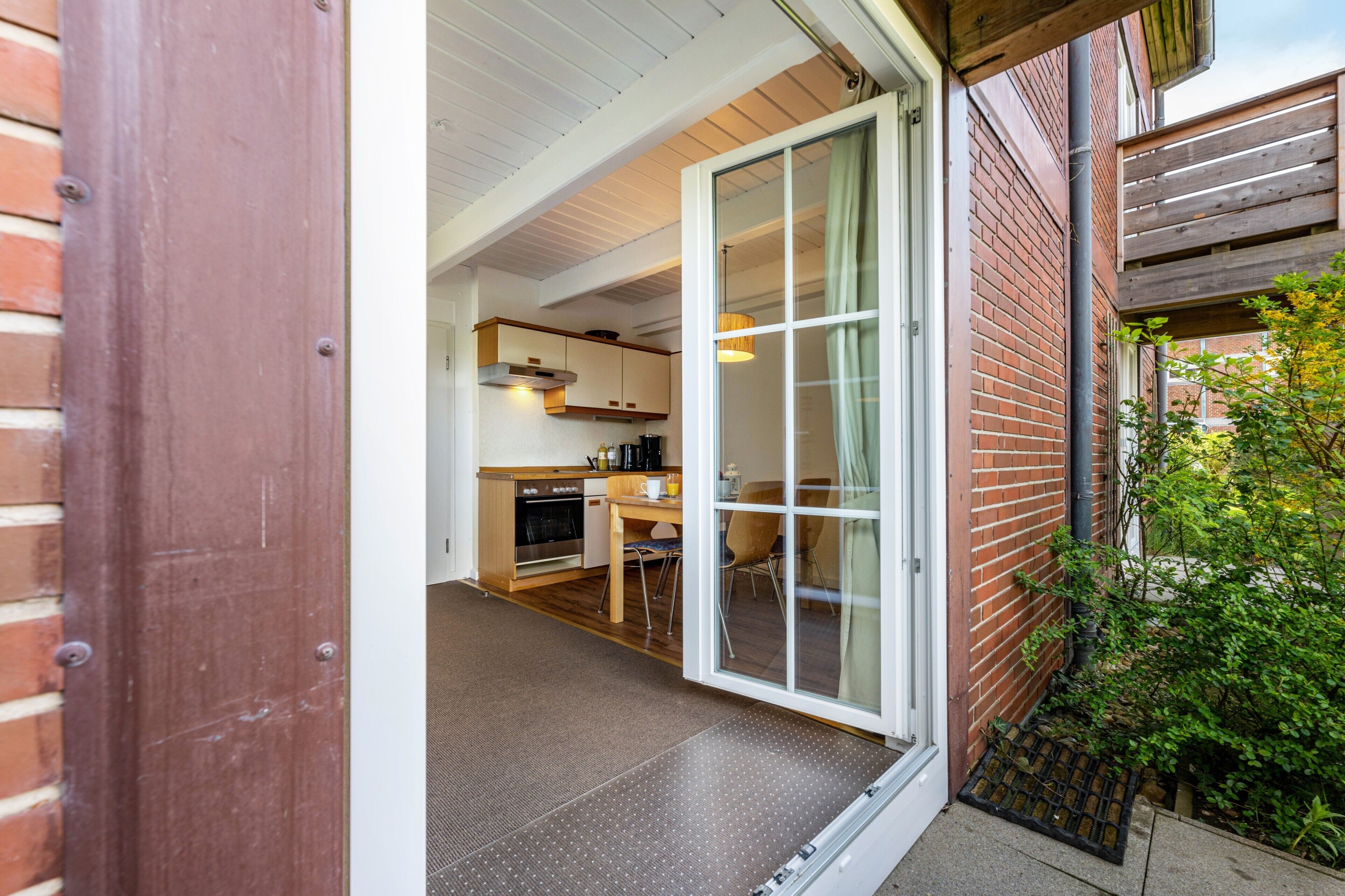Kühlschrank, Ofen, Herdplatte, Wasserkocher mit Kaffee-/Teezubehör
