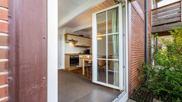 Kühlschrank, Ofen, Herdplatte, Wasserkocher mit Kaffee-/Teezubehör