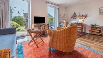 Een televisie, een open haard, een dvd-speler en een stereo