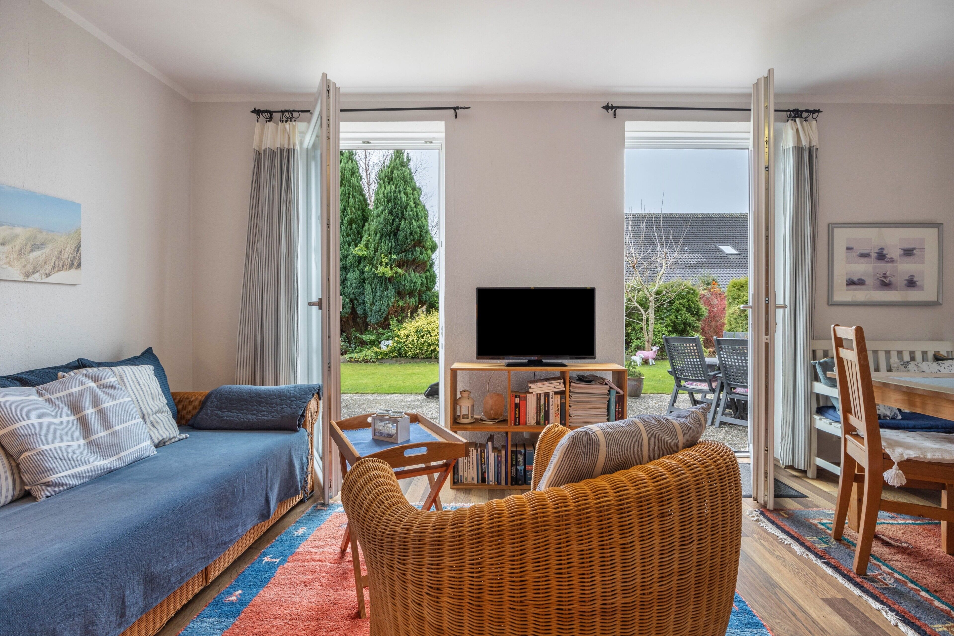 Télévision, cheminée, lecteur de DVD, chaîne hi-fi