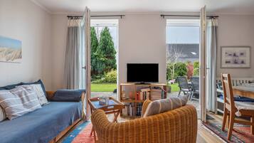 Televisión, chimenea, reproductor de DVD, estéreo