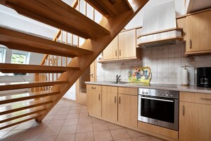 Fridge, oven, stovetop, coffee/tea maker