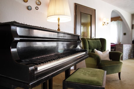 Interior. Cozy Spacious Holiday Apartment with Large Balcony, Rhine View, and Piano